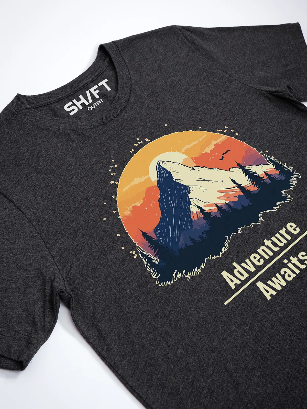 Abenteuer Wartet T-Shirt Dark Grey Heather - Fruehling ShiftOutfit