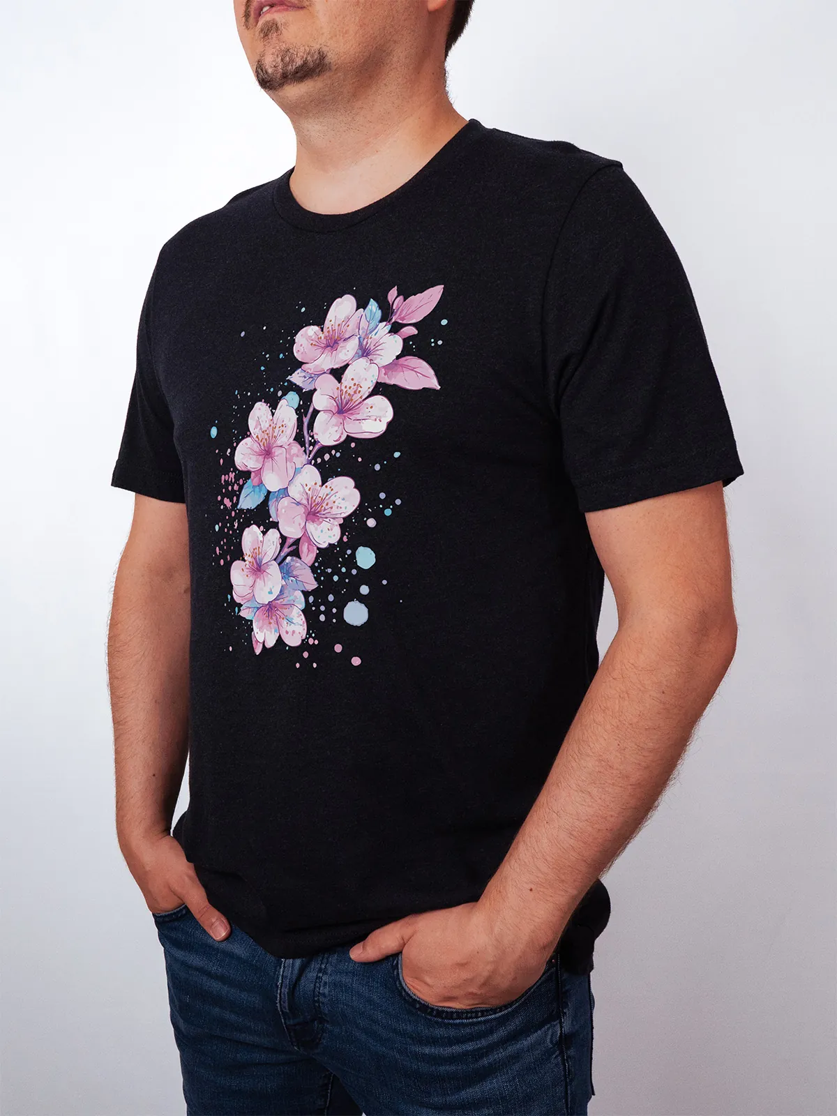 Aquarell Blueten T-Shirt in Black Heather, getragen von einem maennlichen Model, in der Ansicht von Seite.