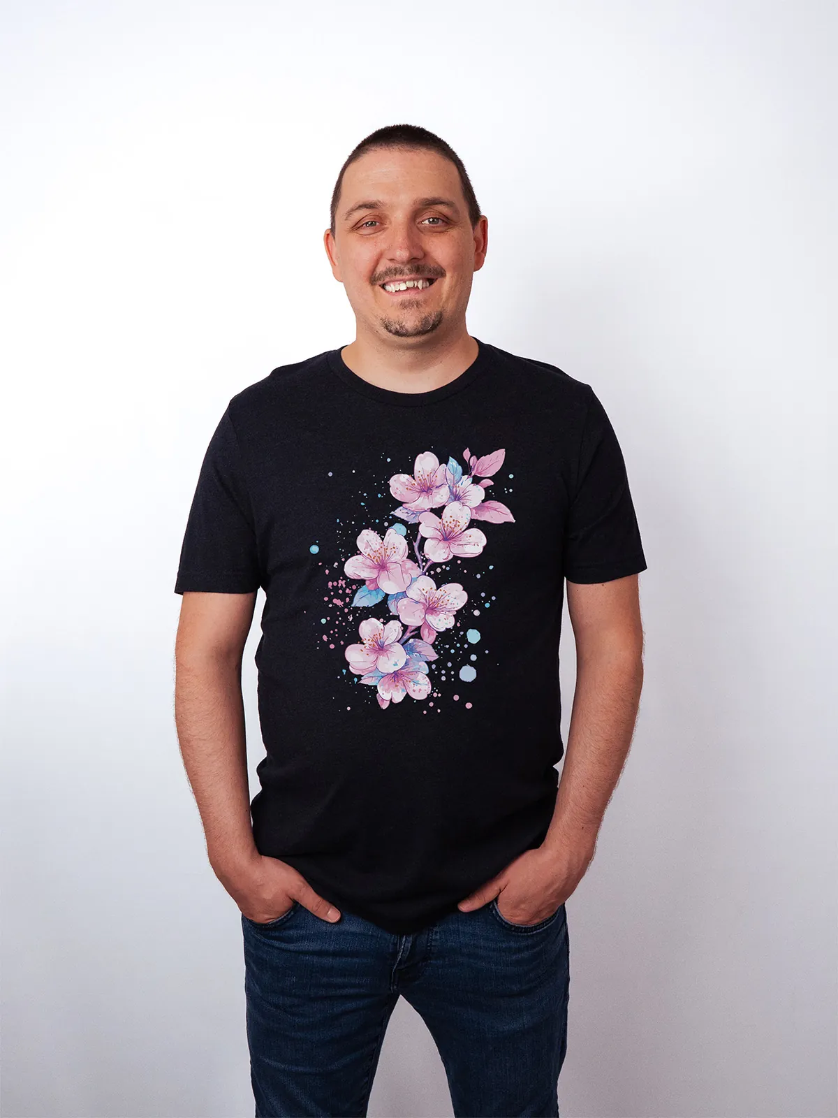 Aquarell Blueten T-Shirt in Black Heather, getragen von einem maennlichen Model, in der Ansicht von Vorne.