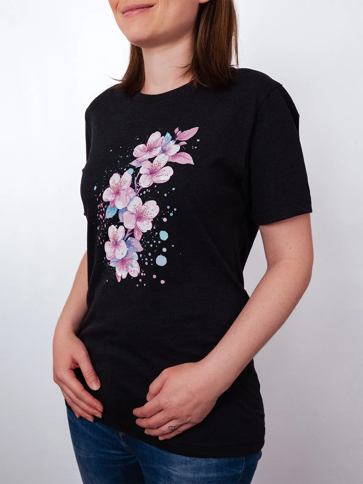 Aquarell Blueten T-Shirt in Black Heather, getragen von einem weiblichen Model, in der Ansicht von Seite.