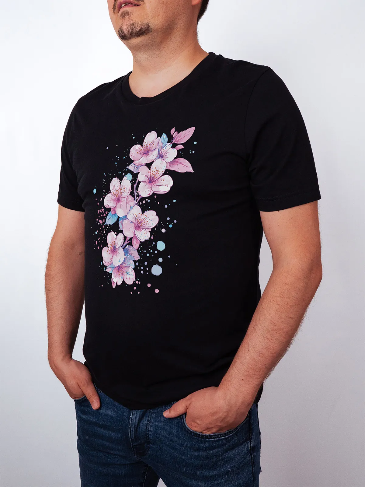 Aquarell Blueten T-Shirt in Black, getragen von einem maennlichen Model, in der Ansicht von Seite.
