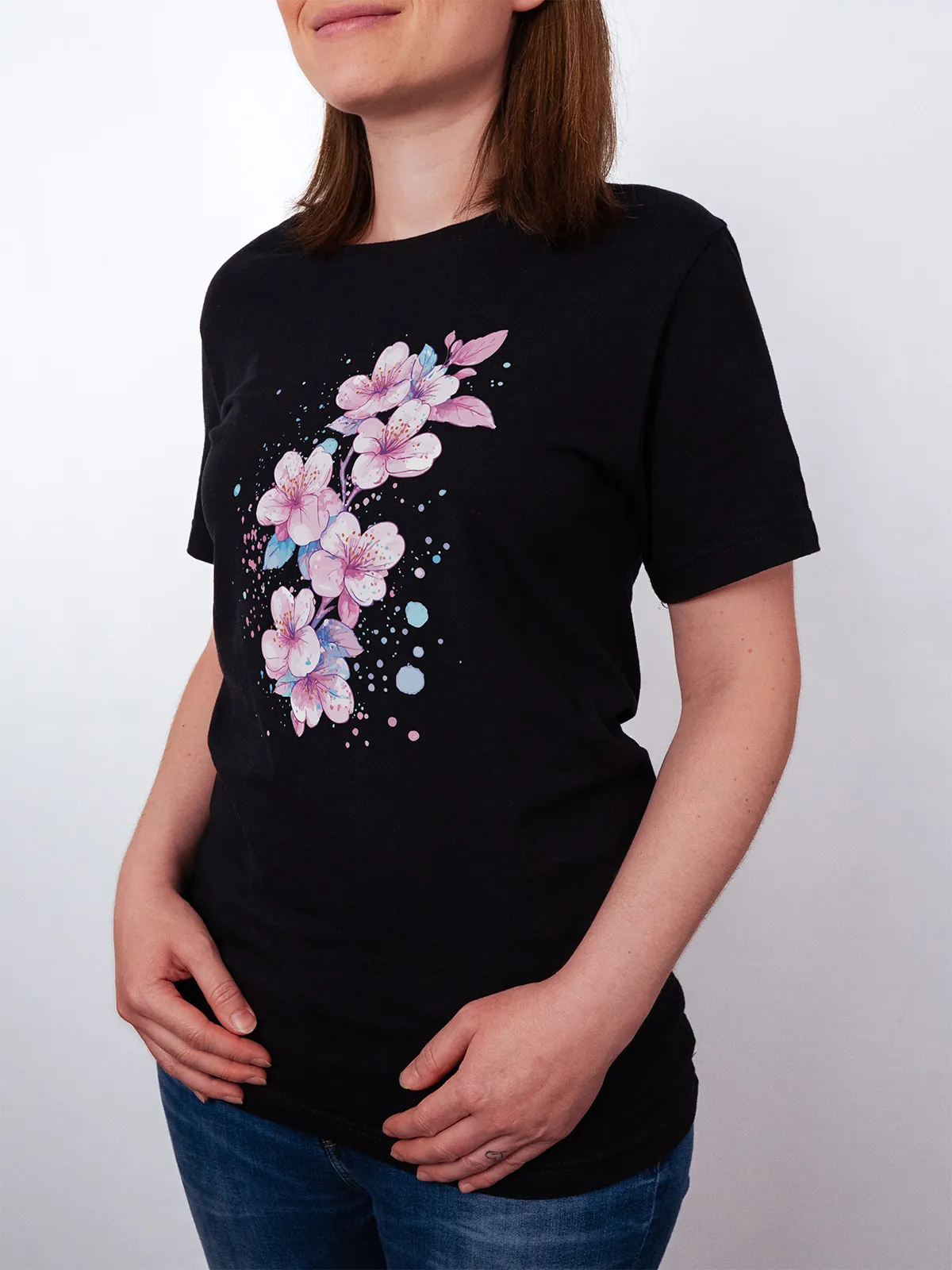 Aquarell Blueten T-Shirt in Black, getragen von einem weiblichen Model, in der Ansicht von Seite.