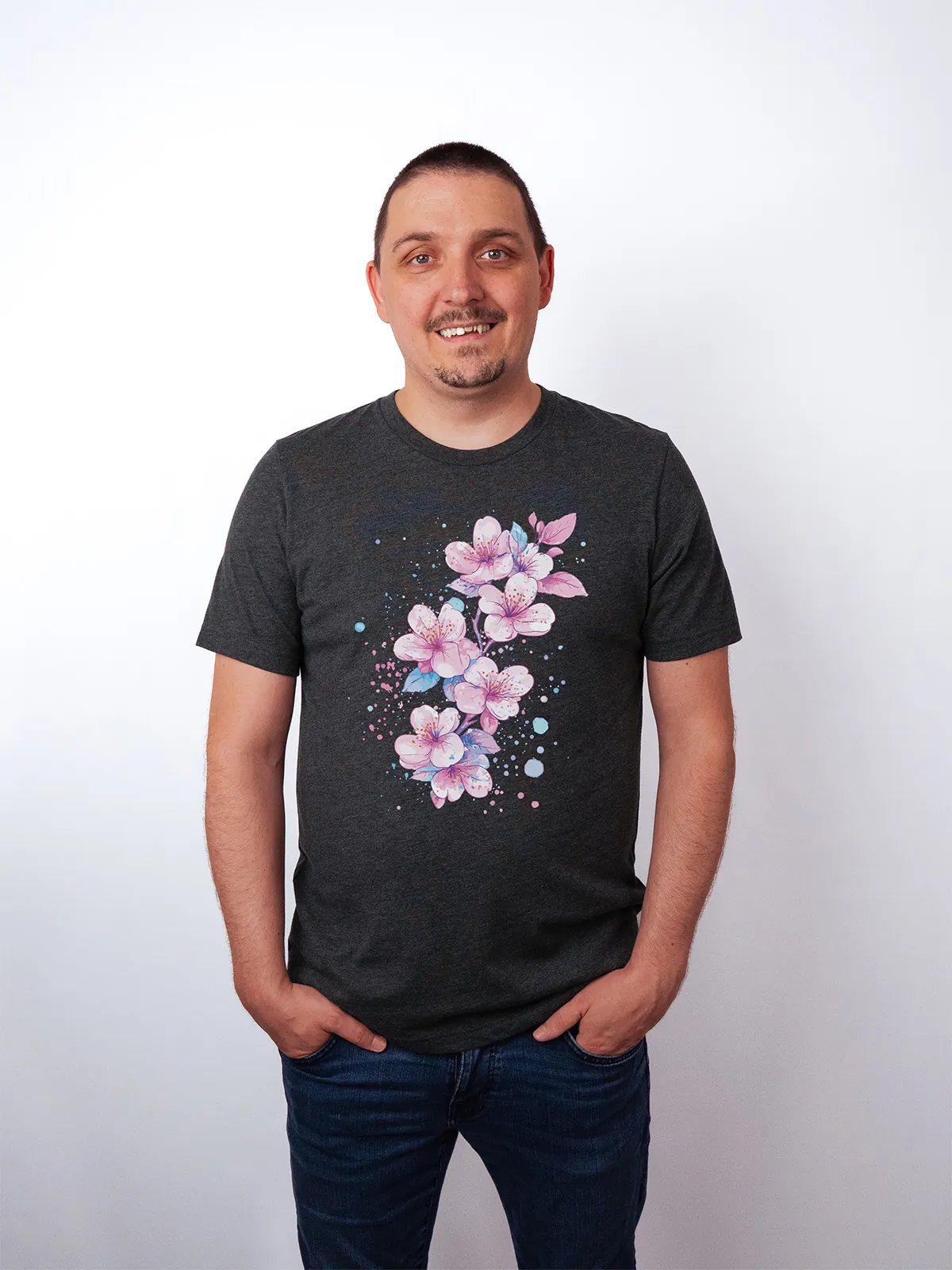 Aquarell Blueten T-Shirt in Dark Grey Heather, getragen von einem maennlichen Model, in der Ansicht von Vorne.