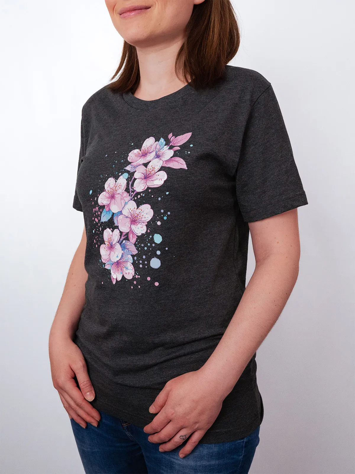 Aquarell Blueten T-Shirt in Dark Grey Heather, getragen von einem weiblichen Model, in der Ansicht von Seite.