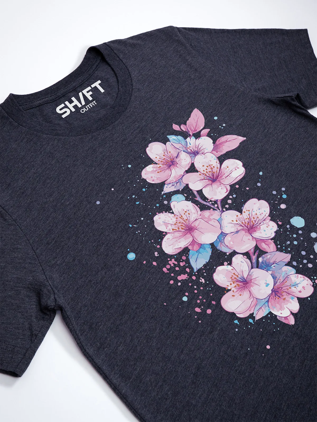 Aquarell Blueten T-Shirt in Heather Midnight Navy, Detailansicht des Drucks.