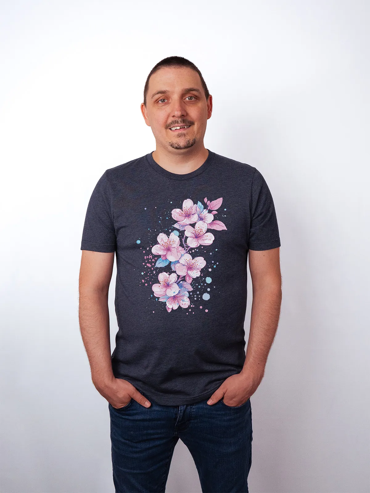 Aquarell Blueten T-Shirt in Heather Midnight Navy, getragen von einem maennlichen Model, in der Ansicht von Vorne.