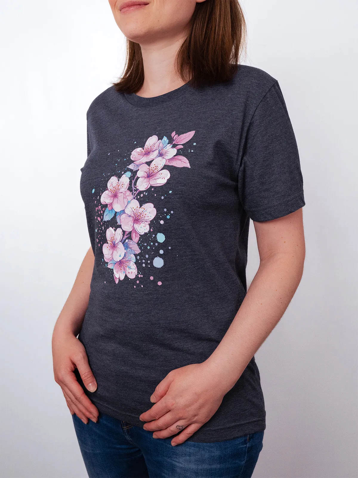 Aquarell Blueten T-Shirt in Heather Midnight Navy, getragen von einem weiblichen Model, in der Ansicht von Seite.