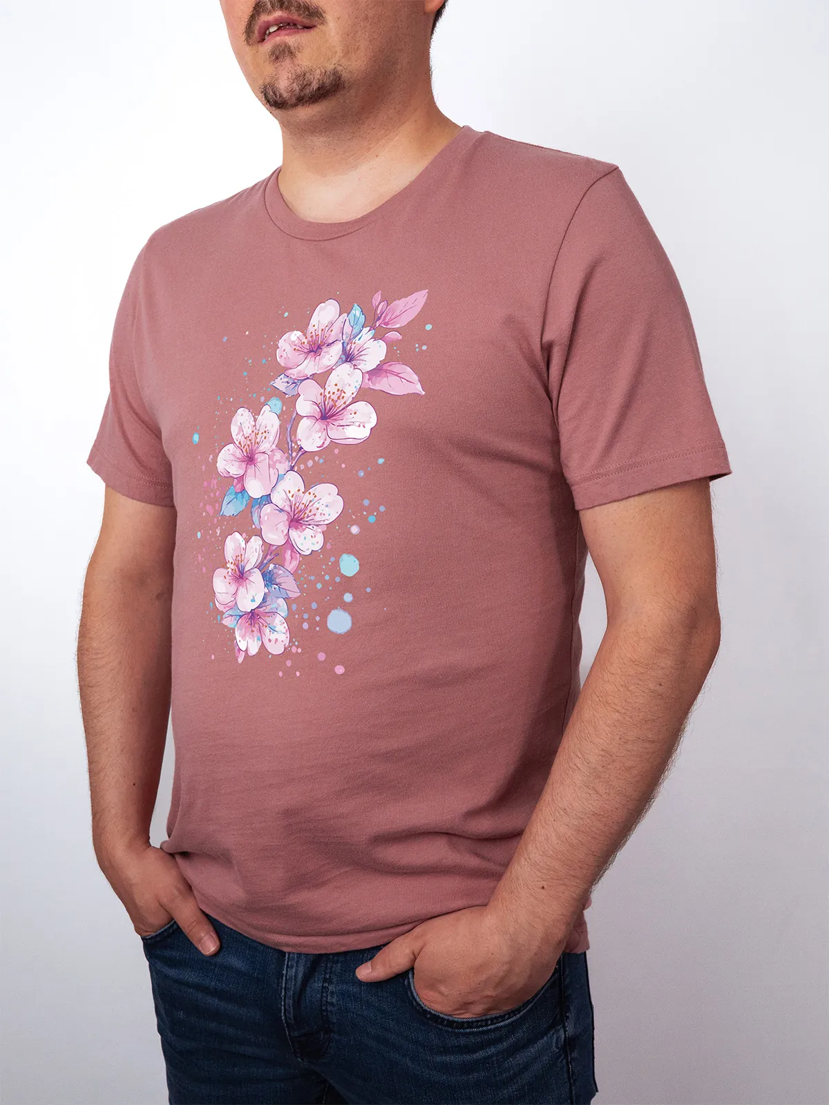 Aquarell Blueten T-Shirt in Mauve, getragen von einem maennlichen Model, in der Ansicht von Seite.