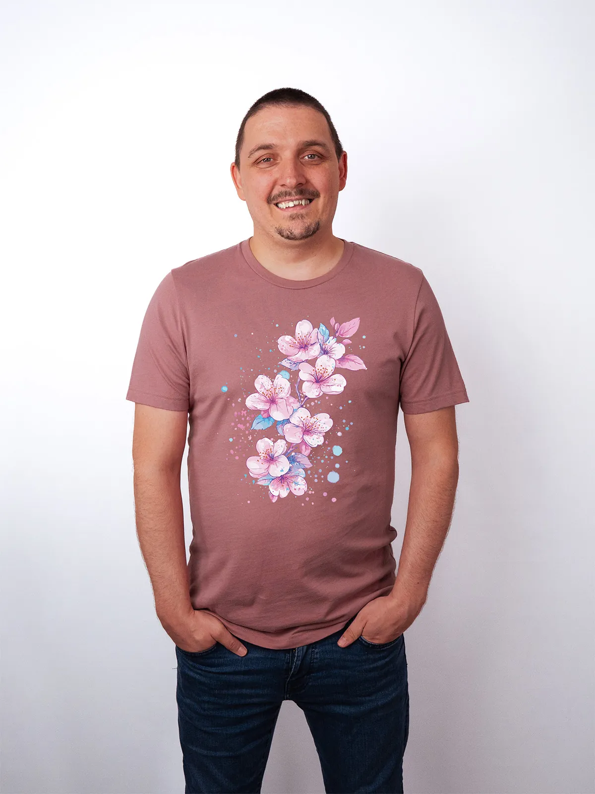 Aquarell Blueten T-Shirt in Mauve, getragen von einem maennlichen Model, in der Ansicht von Vorne.