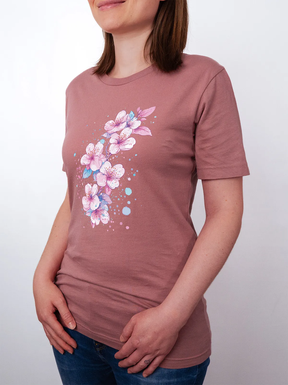 Aquarell Blueten T-Shirt in Mauve, getragen von einem weiblichen Model, in der Ansicht von Seite.