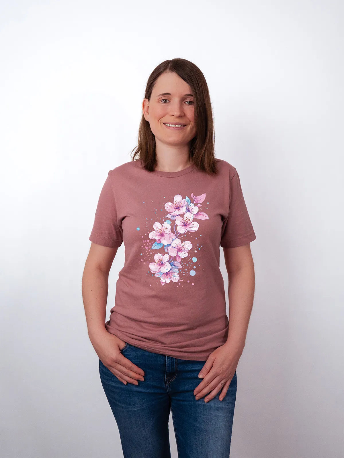 Aquarell Blueten T-Shirt in Mauve, getragen von einem weiblichen Model, in der Ansicht von Vorne.