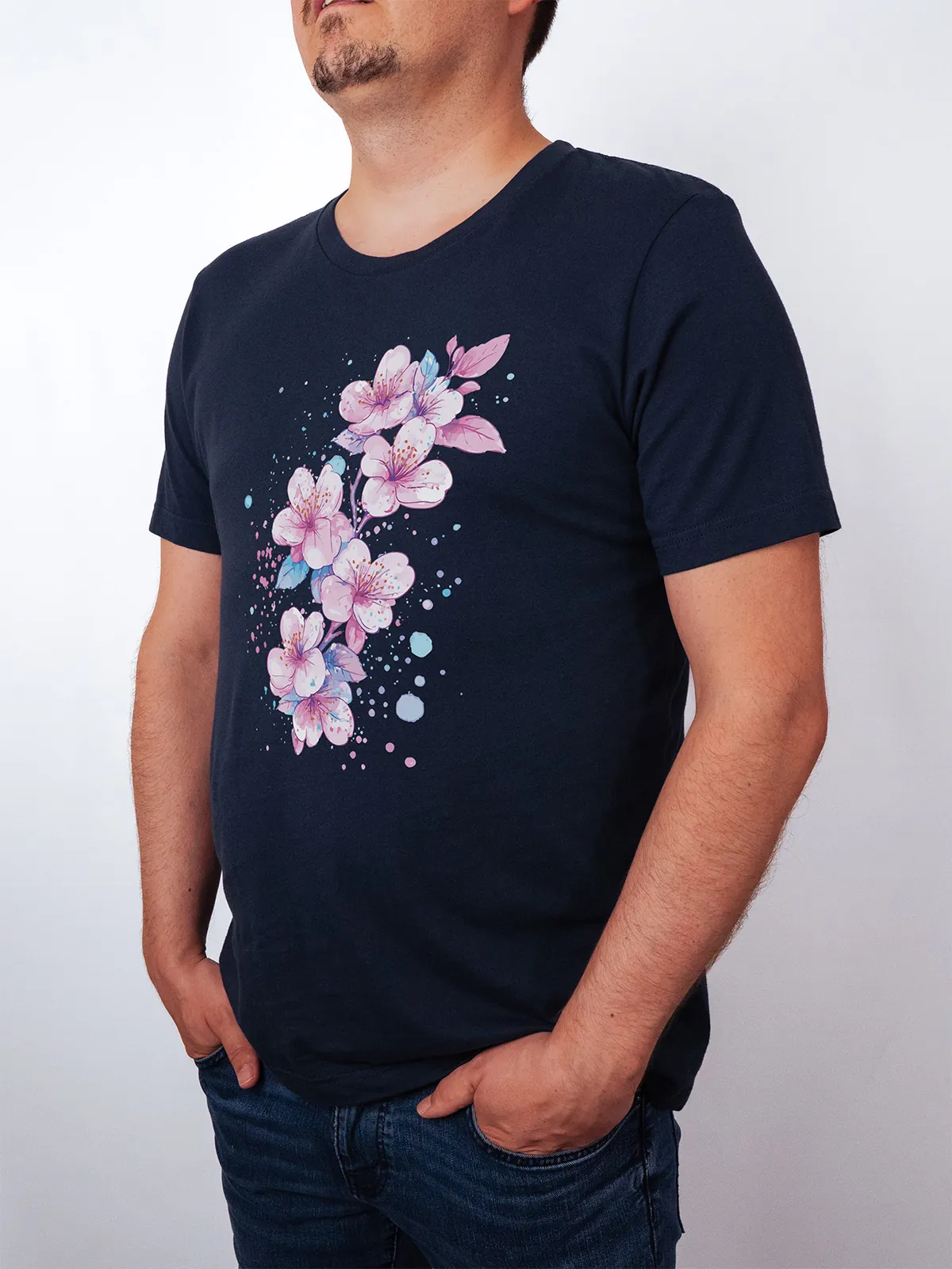 Aquarell Blueten T-Shirt in Navy, getragen von einem maennlichen Model, in der Ansicht von Seite.