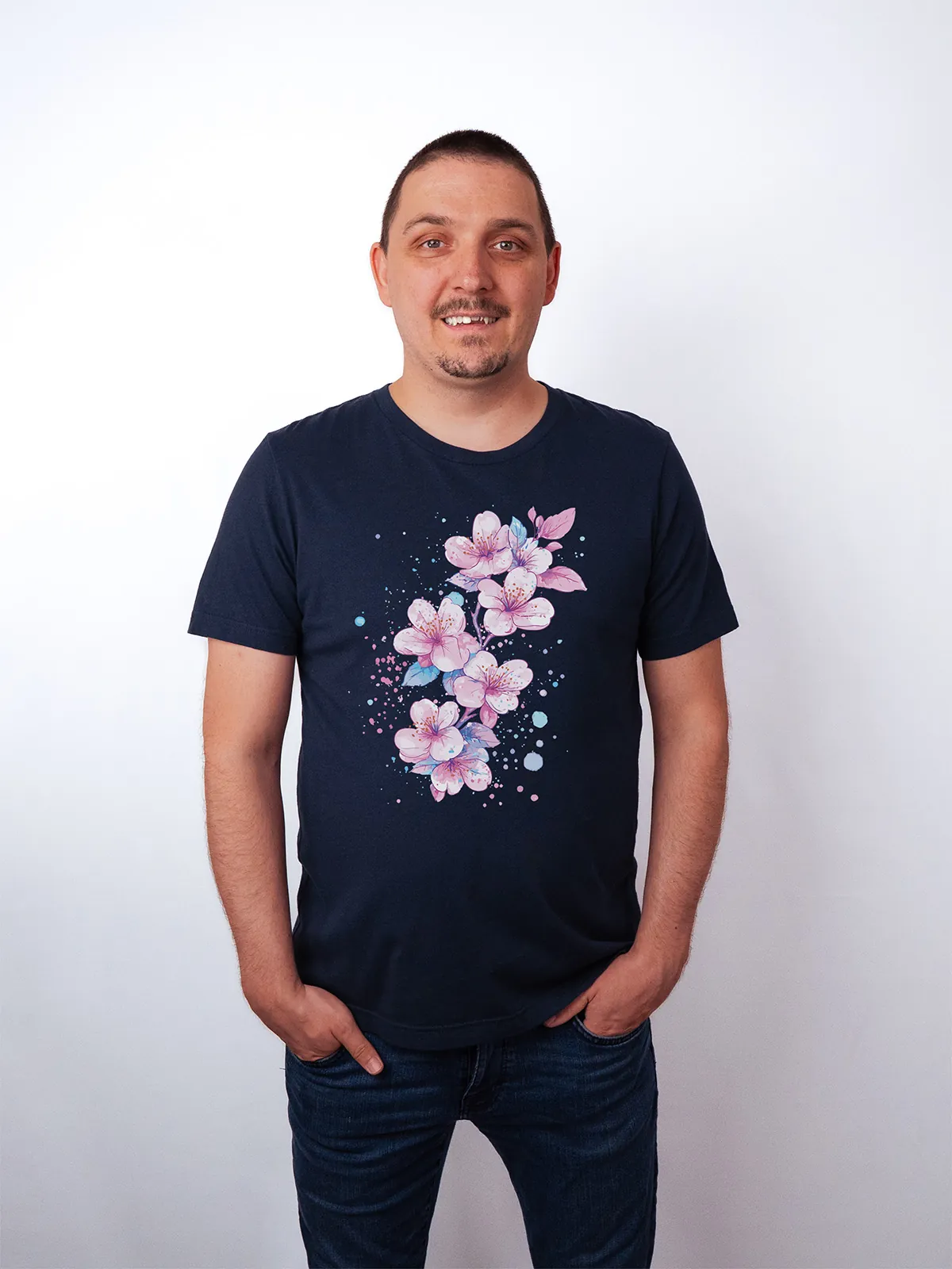 Aquarell Blueten T-Shirt in Navy, getragen von einem maennlichen Model, in der Ansicht von Vorne.