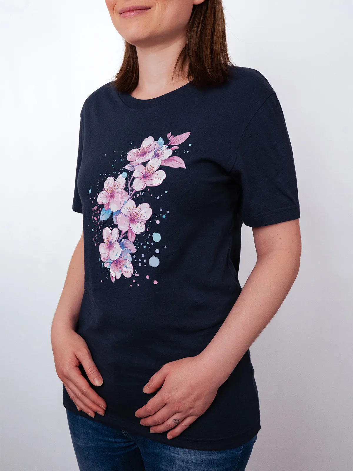 Aquarell Blueten T-Shirt in Navy, getragen von einem weiblichen Model, in der Ansicht von Seite.