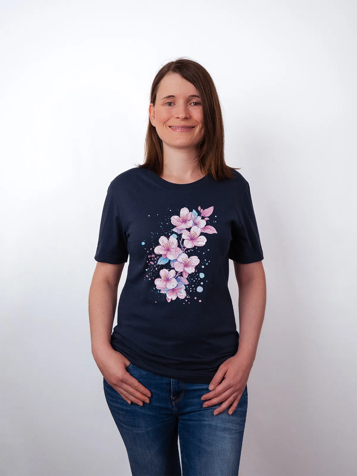 Aquarell Blueten T-Shirt in Navy, getragen von einem weiblichen Model, in der Ansicht von Vorne.