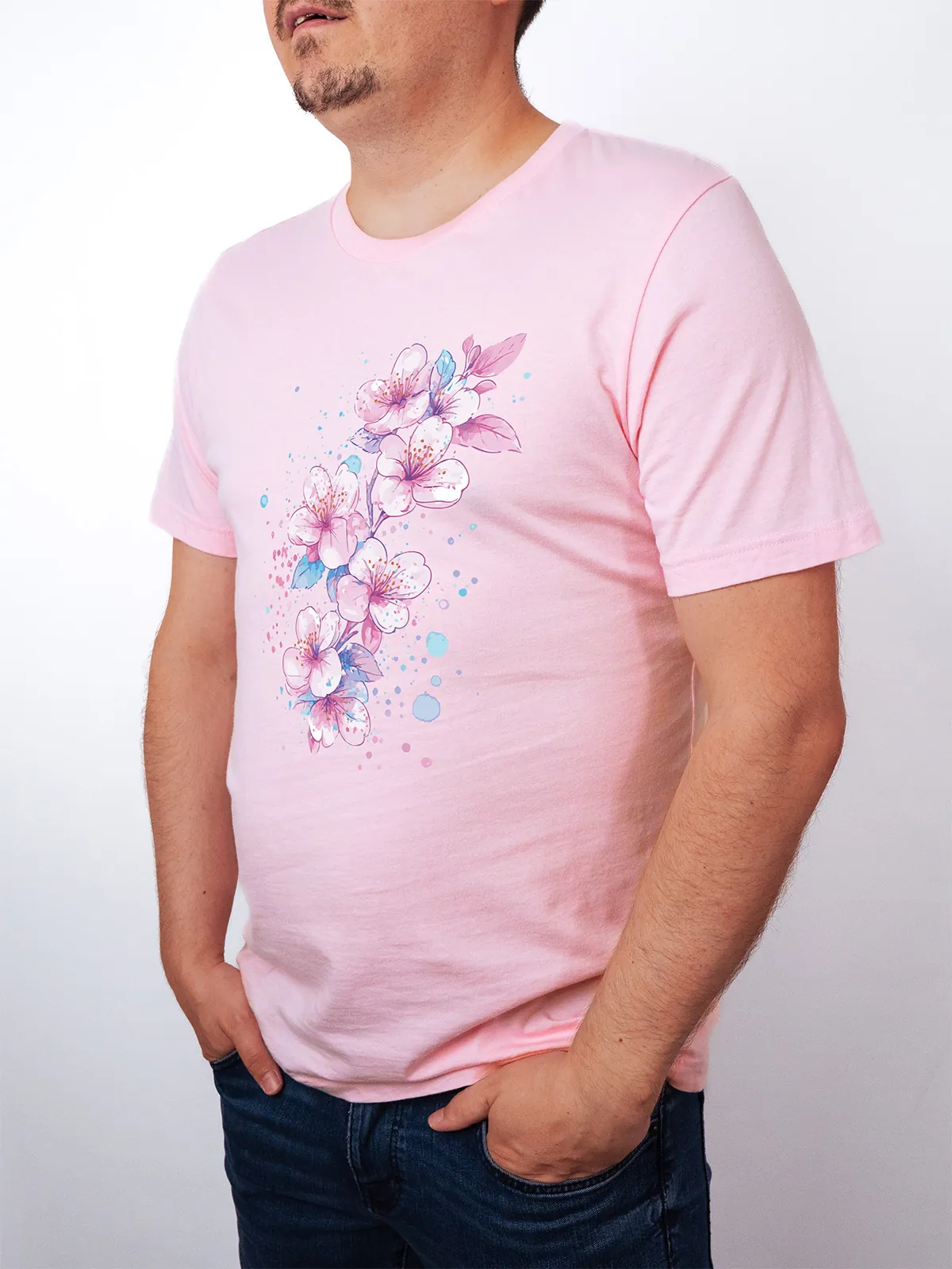 Aquarell Blueten T-Shirt in Pink, getragen von einem maennlichen Model, in der Ansicht von Seite.