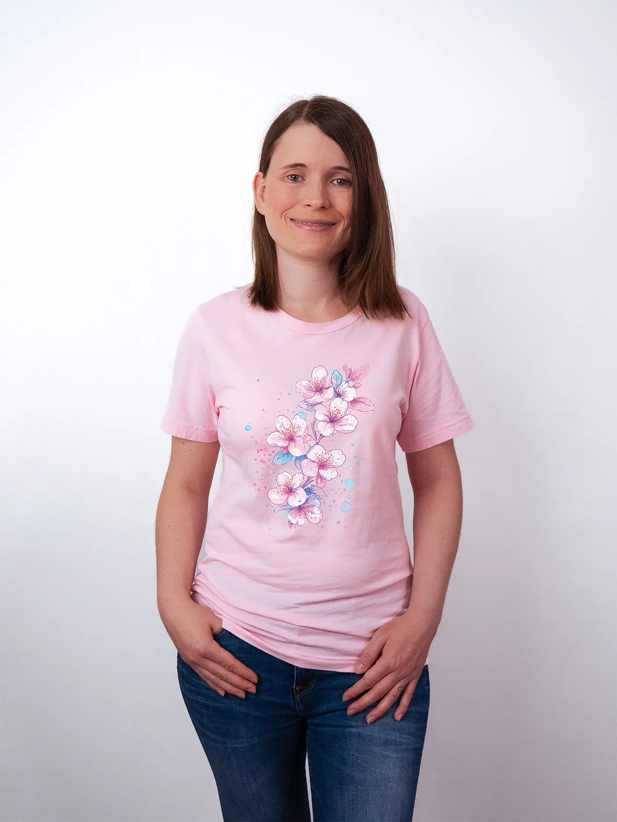 Aquarell Blueten T-Shirt in Pink, getragen von einem weiblichen Model, in der Ansicht von Vorne.