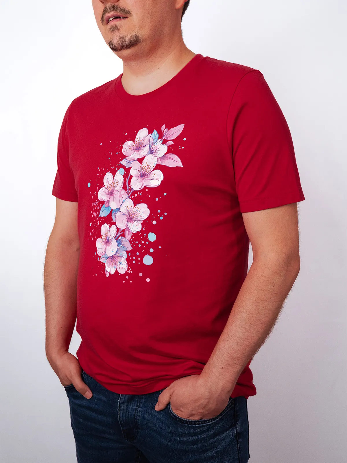Aquarell Blueten T-Shirt in Red, getragen von einem maennlichen Model, in der Ansicht von Seite.