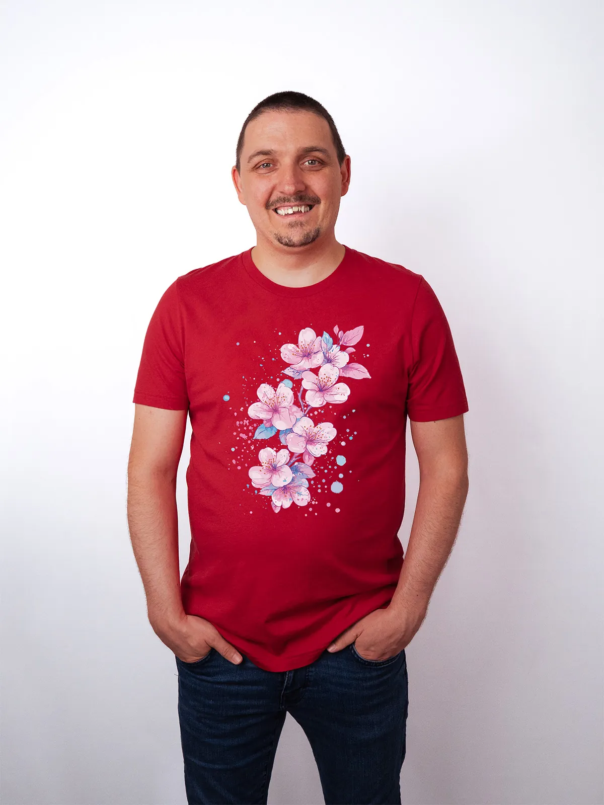 Aquarell Blueten T-Shirt in Red, getragen von einem maennlichen Model, in der Ansicht von Vorne.