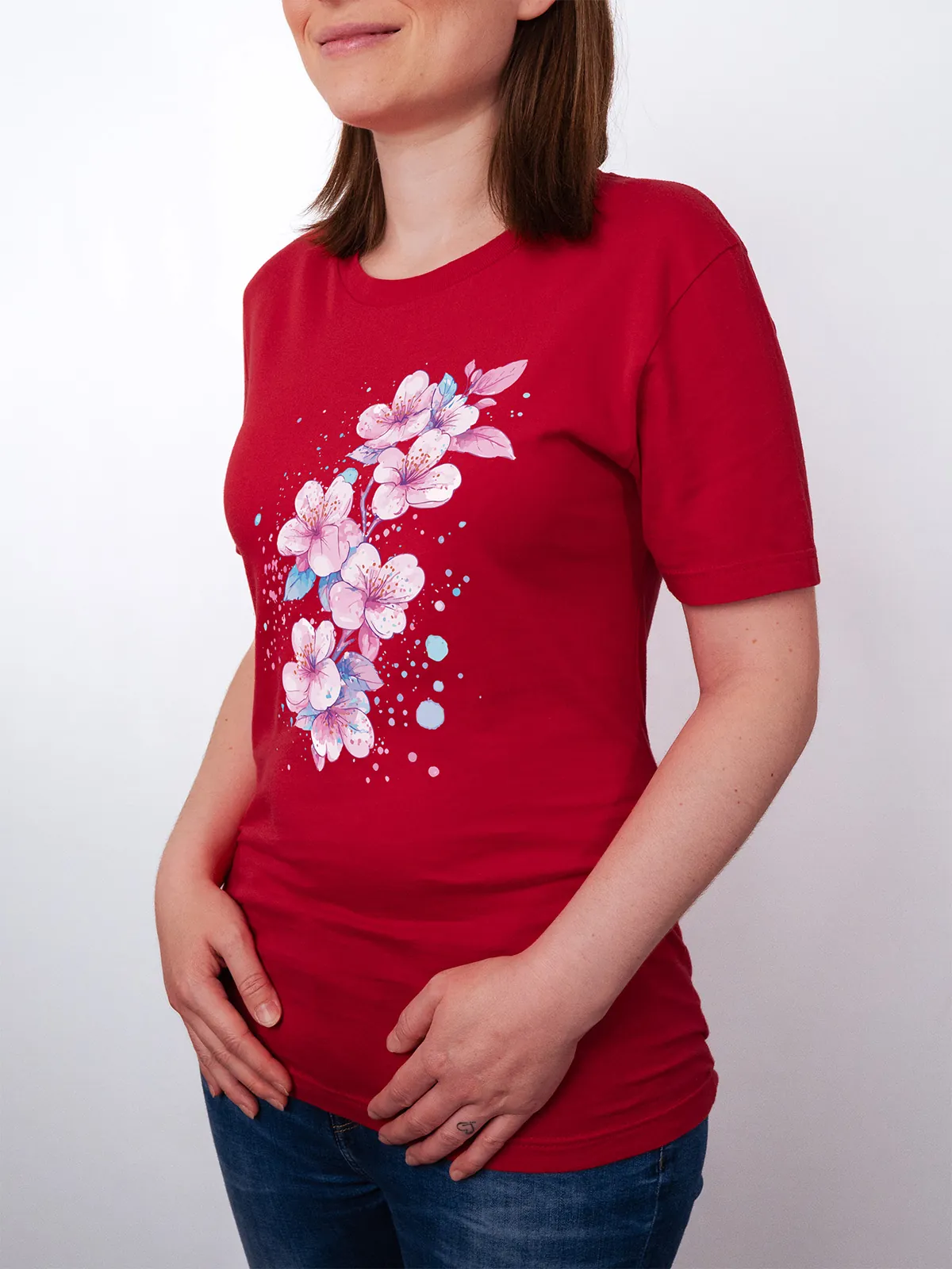 Aquarell Blueten T-Shirt in Red, getragen von einem weiblichen Model, in der Ansicht von Seite.