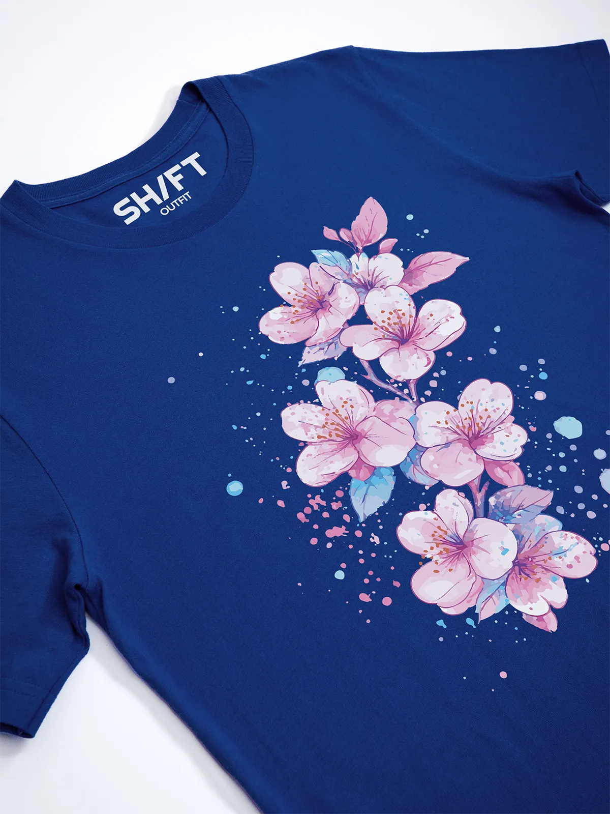 Aquarell Blueten T-Shirt in True Royal, Detailansicht des Drucks.