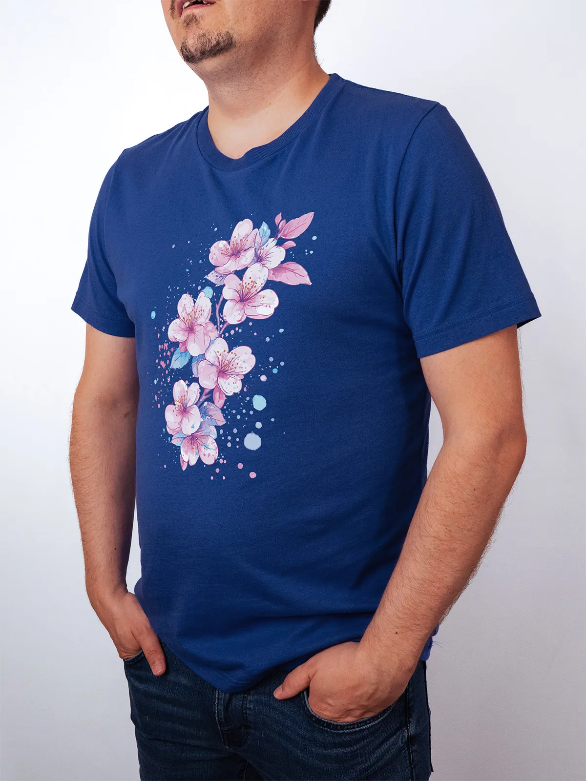 Aquarell Blueten T-Shirt in True Royal, getragen von einem maennlichen Model, in der Ansicht von Seite.