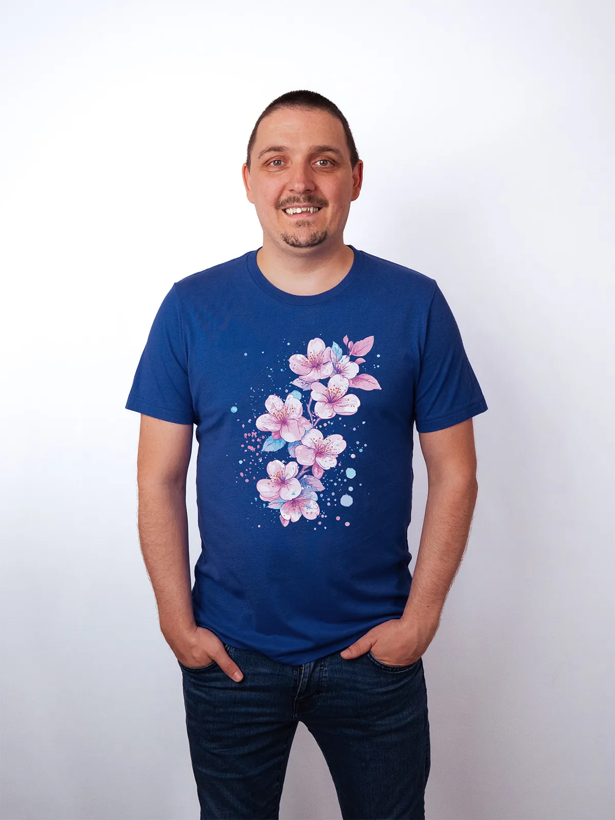Aquarell Blueten T-Shirt in True Royal, getragen von einem maennlichen Model, in der Ansicht von Vorne.