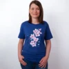 Aquarell Blueten T-Shirt in True Royal, getragen von einem weiblichen Model, in der Ansicht von Vorne.