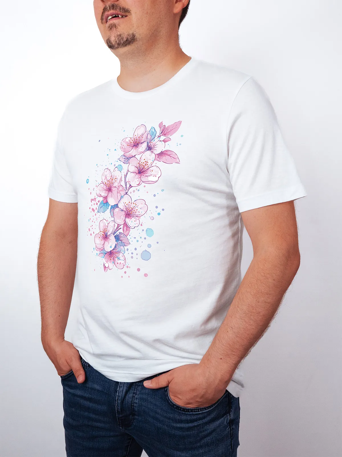 Aquarell Blueten T-Shirt in White, getragen von einem maennlichen Model, in der Ansicht von Seite.