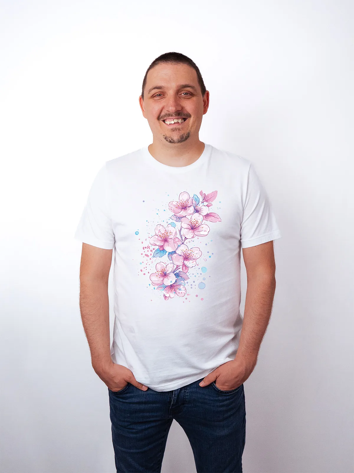 Aquarell Blueten T-Shirt in White, getragen von einem maennlichen Model, in der Ansicht von Vorne.