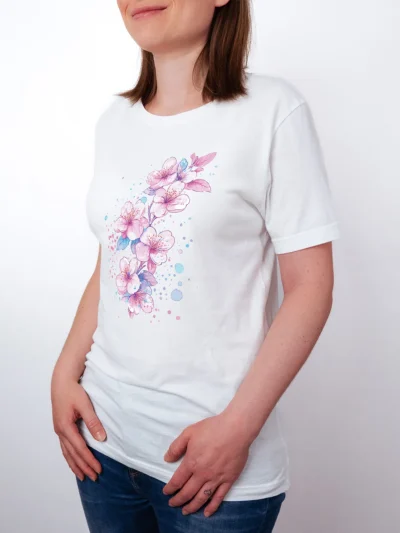 Aquarell Blueten T-Shirt in White, getragen von einem weiblichen Model, in der Ansicht von Seite.