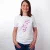 Aquarell Blueten T-Shirt in White, getragen von einem weiblichen Model, in der Ansicht von Vorne.