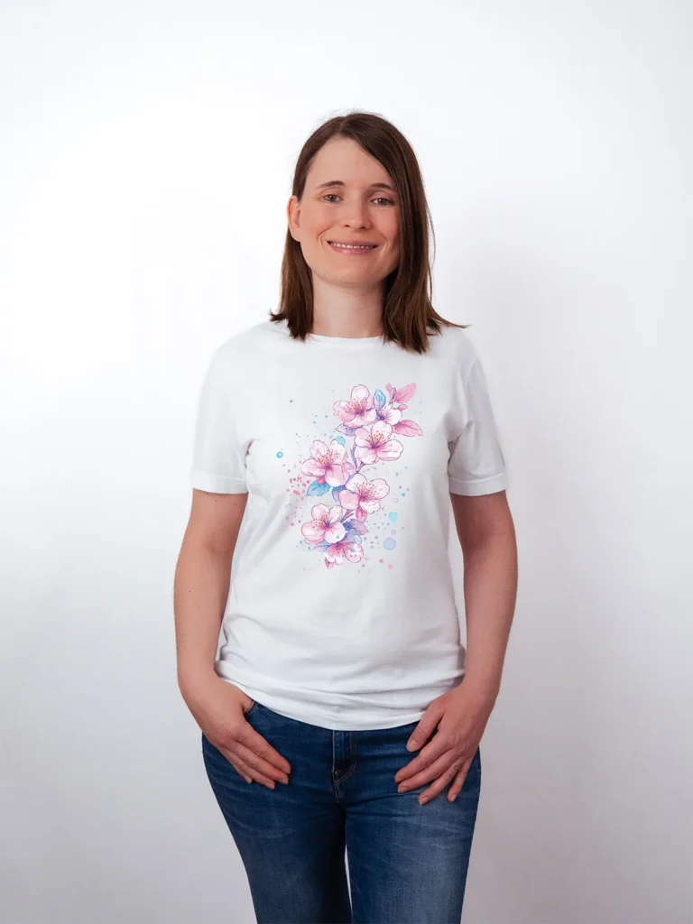 Aquarell Blueten T-Shirt in White, getragen von einem weiblichen Model, in der Ansicht von Vorne.