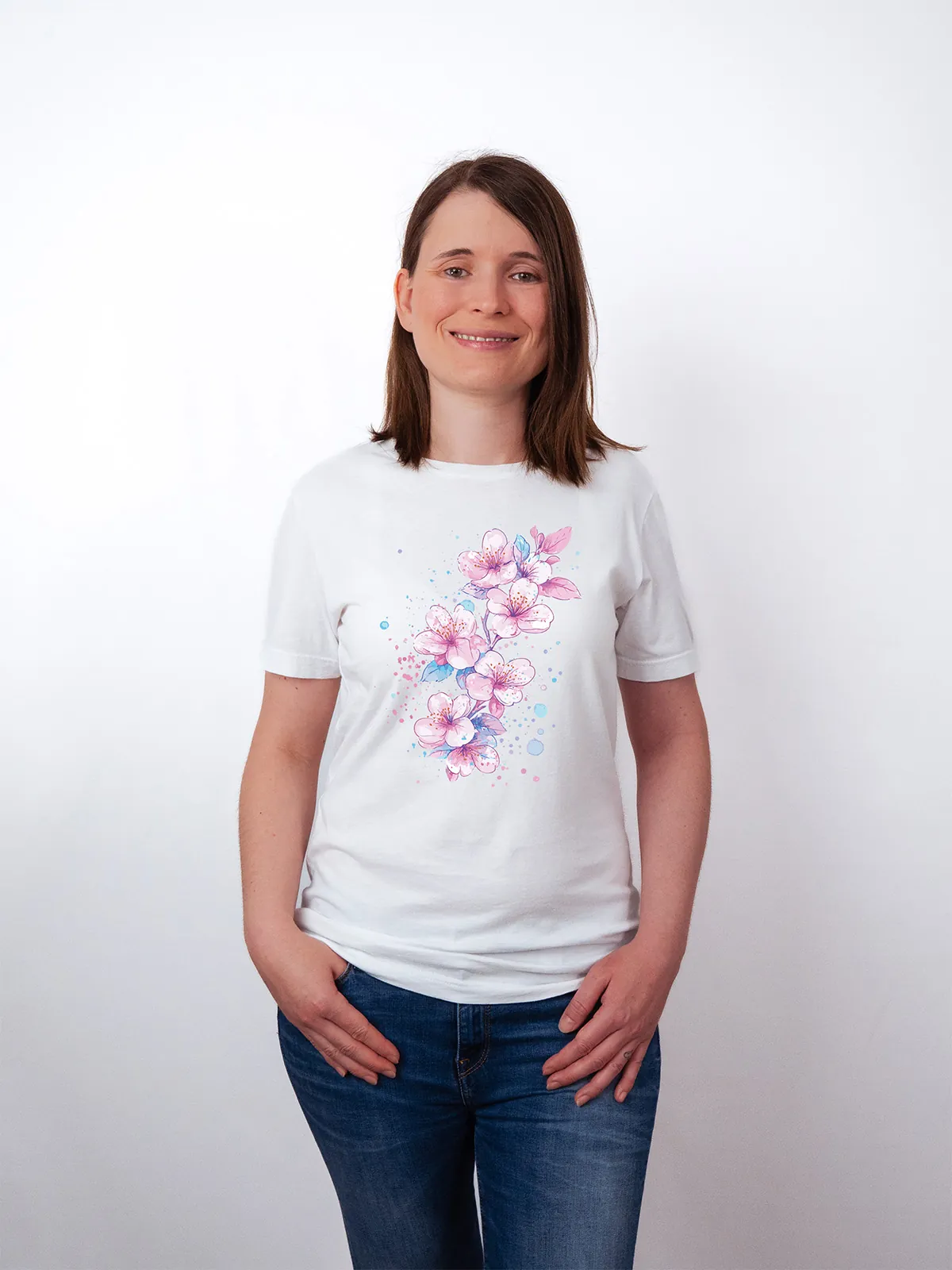 Aquarell Blueten T-Shirt in White, getragen von einem weiblichen Model, in der Ansicht von Vorne.