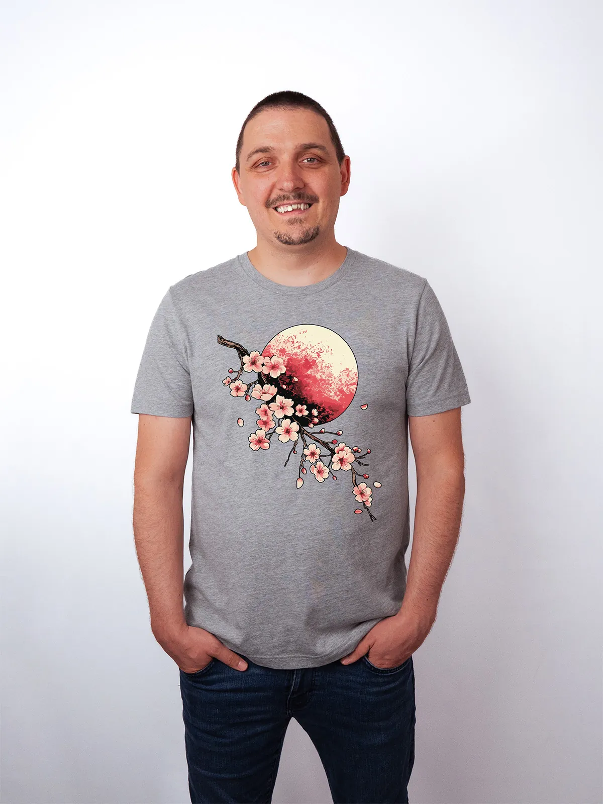 Bluetenmond T-Shirt in Athletic Heather, getragen von einem Herren Model, in der Ansicht von vorne.