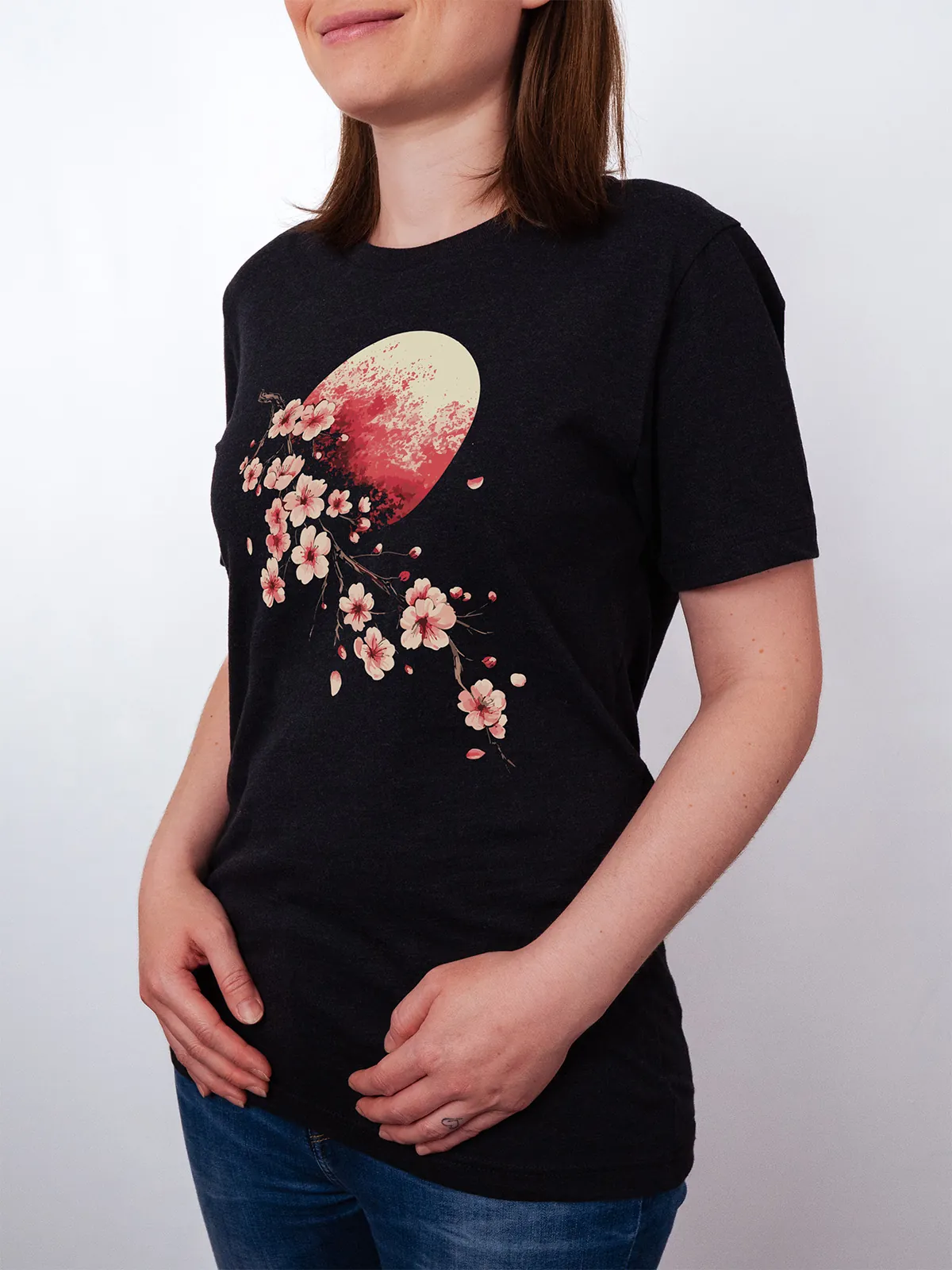 Bluetenmond T-Shirt in Black Heather, getragen von einem Damen Model, in der Ansicht von seite.
