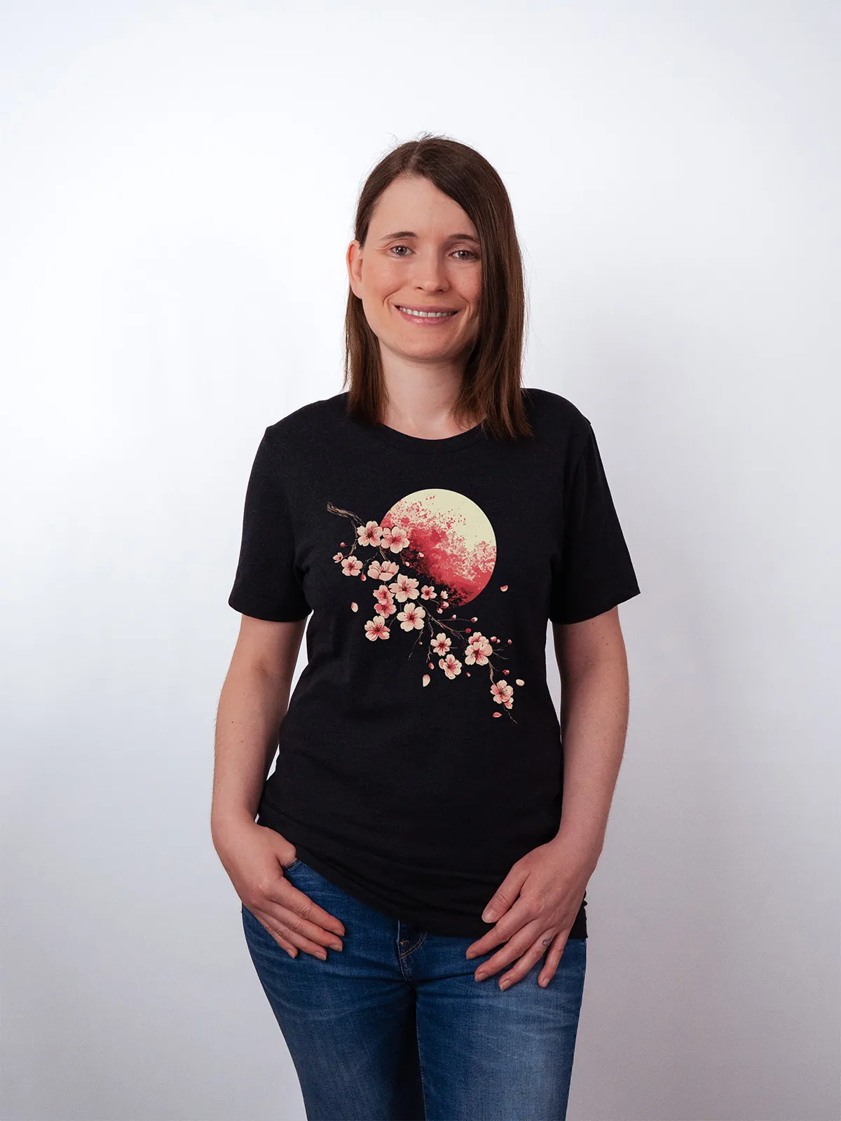 Bluetenmond T-Shirt in Black Heather, getragen von einem Damen Model, in der Ansicht von vorne.