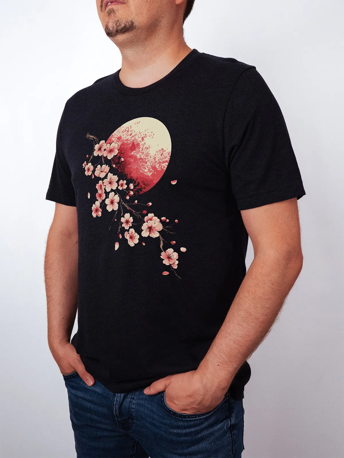 Bluetenmond T-Shirt in Black Heather, getragen von einem Herren Model, in der Ansicht von seite.