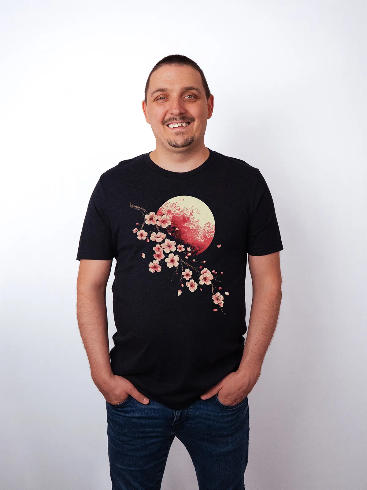 Bluetenmond T-Shirt in Black Heather, getragen von einem Herren Model, in der Ansicht von vorne.