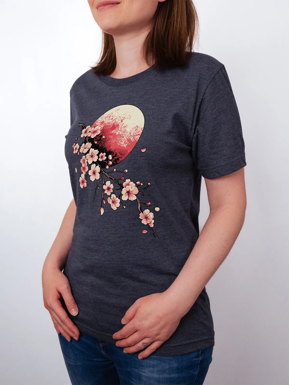 Bluetenmond T-Shirt in Heather Midnight Navy, getragen von einem Damen Model, in der Ansicht von seite.
