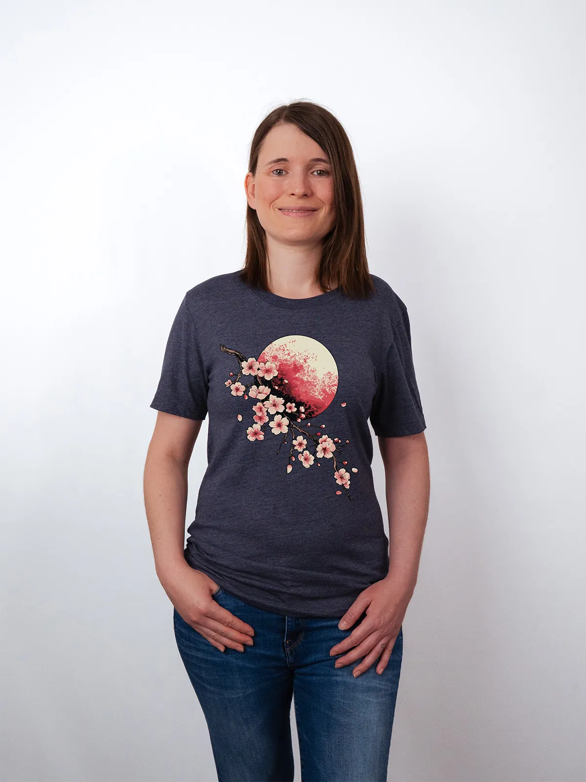 Bluetenmond T-Shirt in Heather Midnight Navy, getragen von einem Damen Model, in der Ansicht von vorne.
