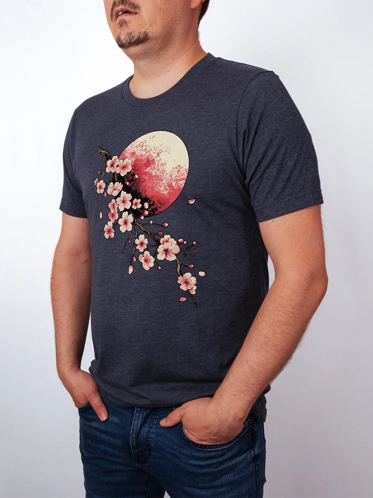 Bluetenmond T-Shirt in Heather Midnight Navy, getragen von einem Herren Model, in der Ansicht von seite.