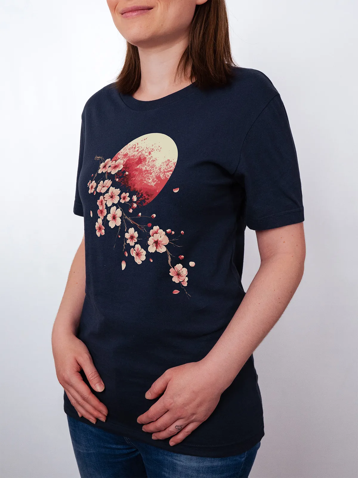 Bluetenmond T-Shirt in Navy, getragen von einem Damen Model, in der Ansicht von seite.