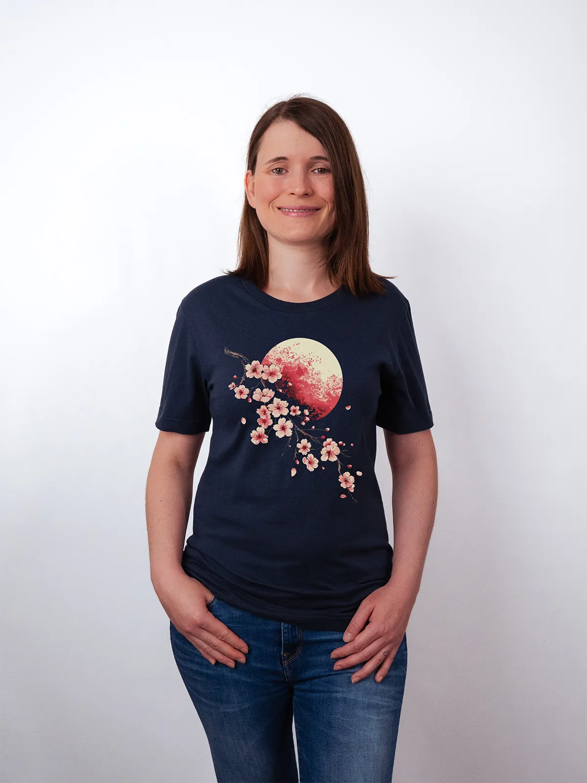 Bluetenmond T-Shirt in Navy, getragen von einem Damen Model, in der Ansicht von vorne.