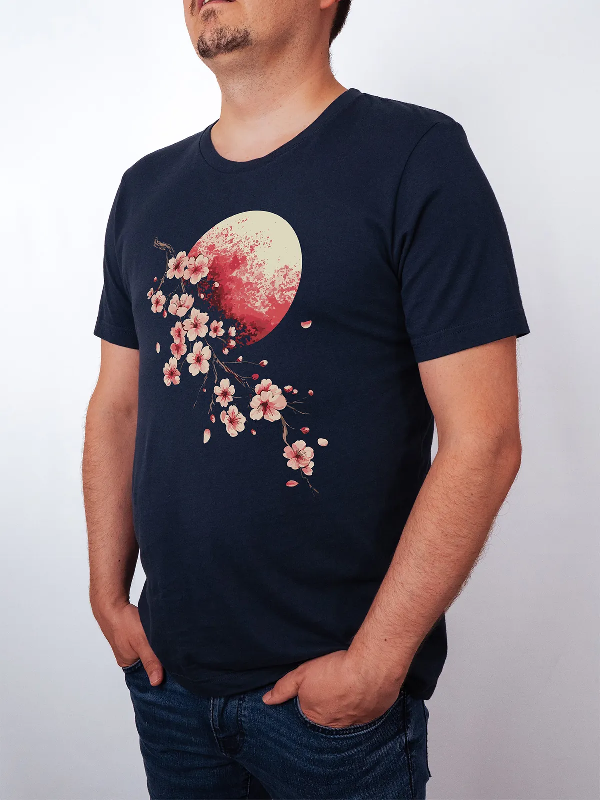 Bluetenmond T-Shirt in Navy, getragen von einem Herren Model, in der Ansicht von seite.