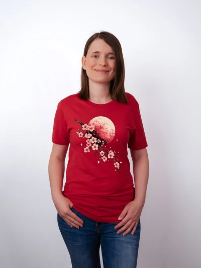 Bluetenmond T-Shirt in Red, getragen von einem Damen Model, in der Ansicht von vorne.