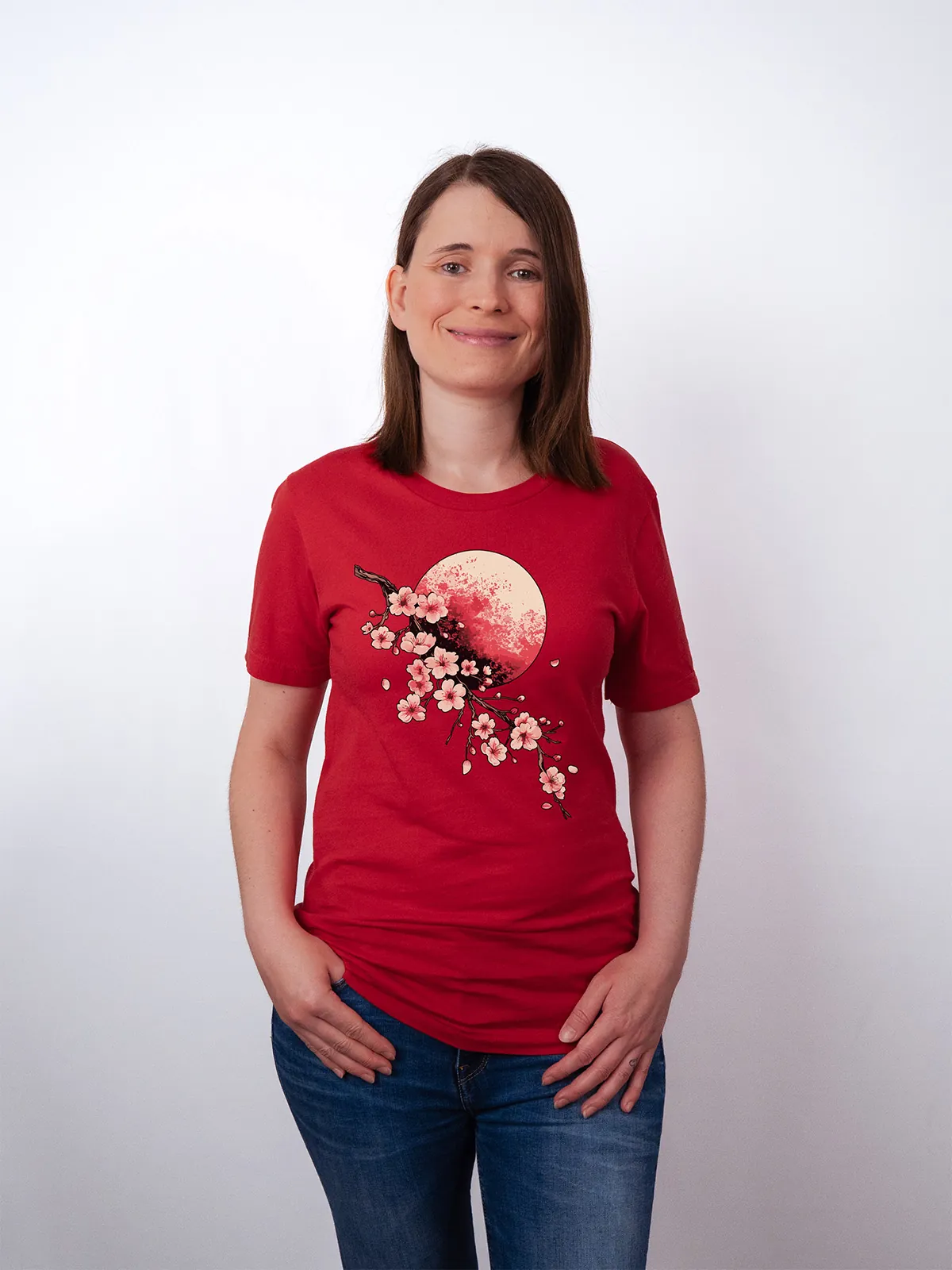 Bluetenmond T-Shirt in Red, getragen von einem Damen Model, in der Ansicht von vorne.