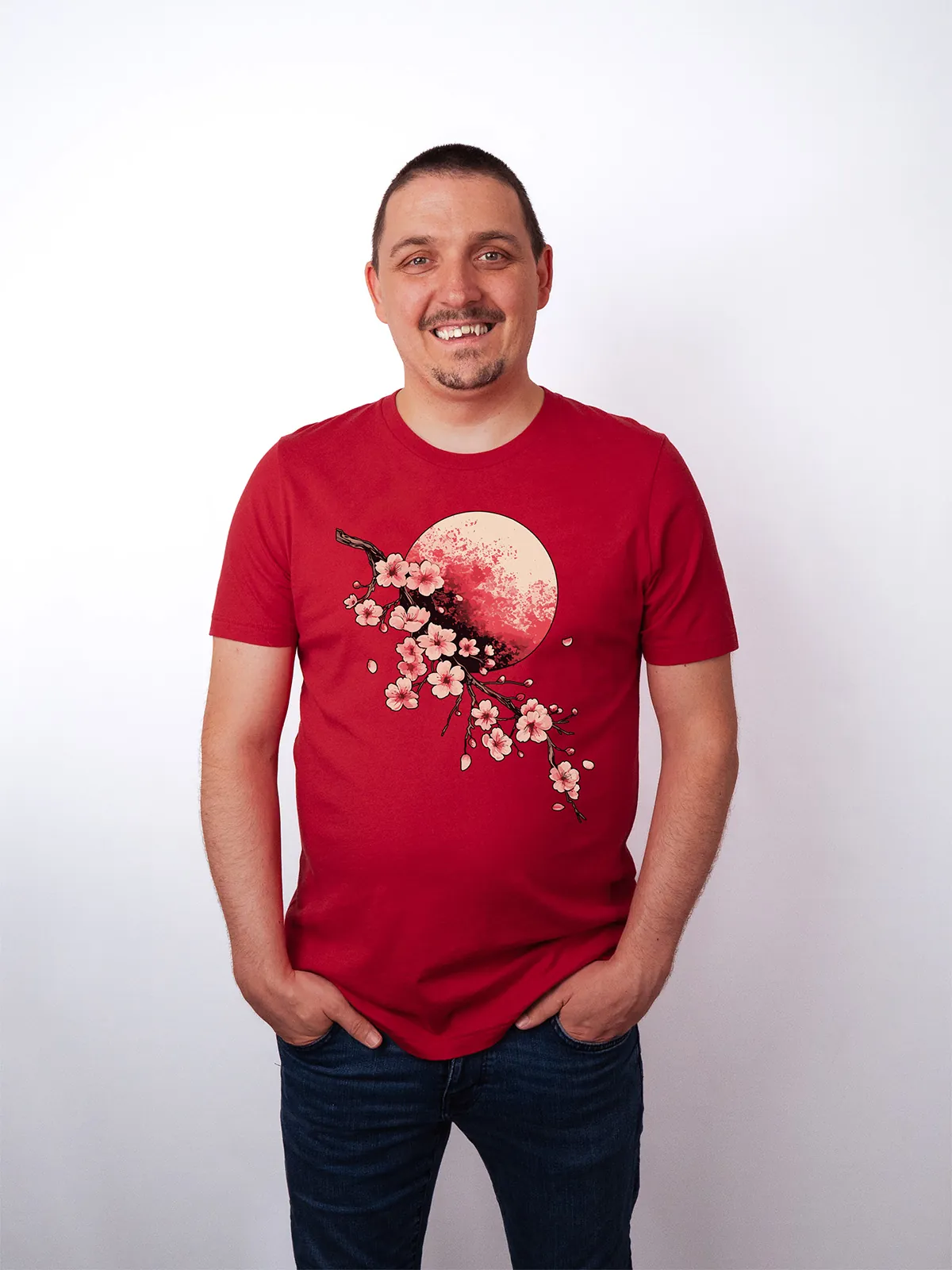 Bluetenmond T-Shirt in Red, getragen von einem Herren Model, in der Ansicht von vorne.