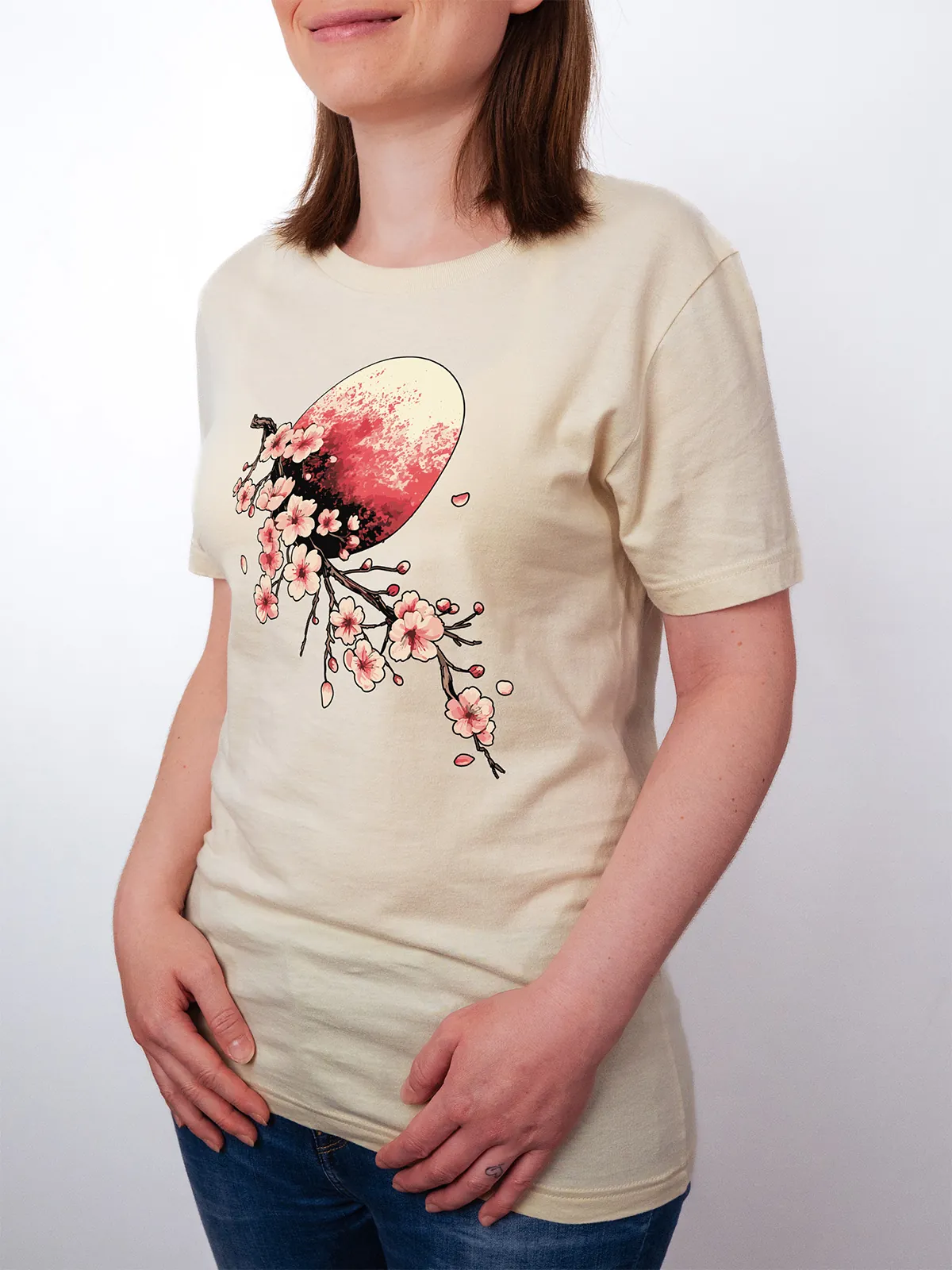 Bluetenmond T-Shirt in Soft Cream, getragen von einem Damen Model, in der Ansicht von seite.