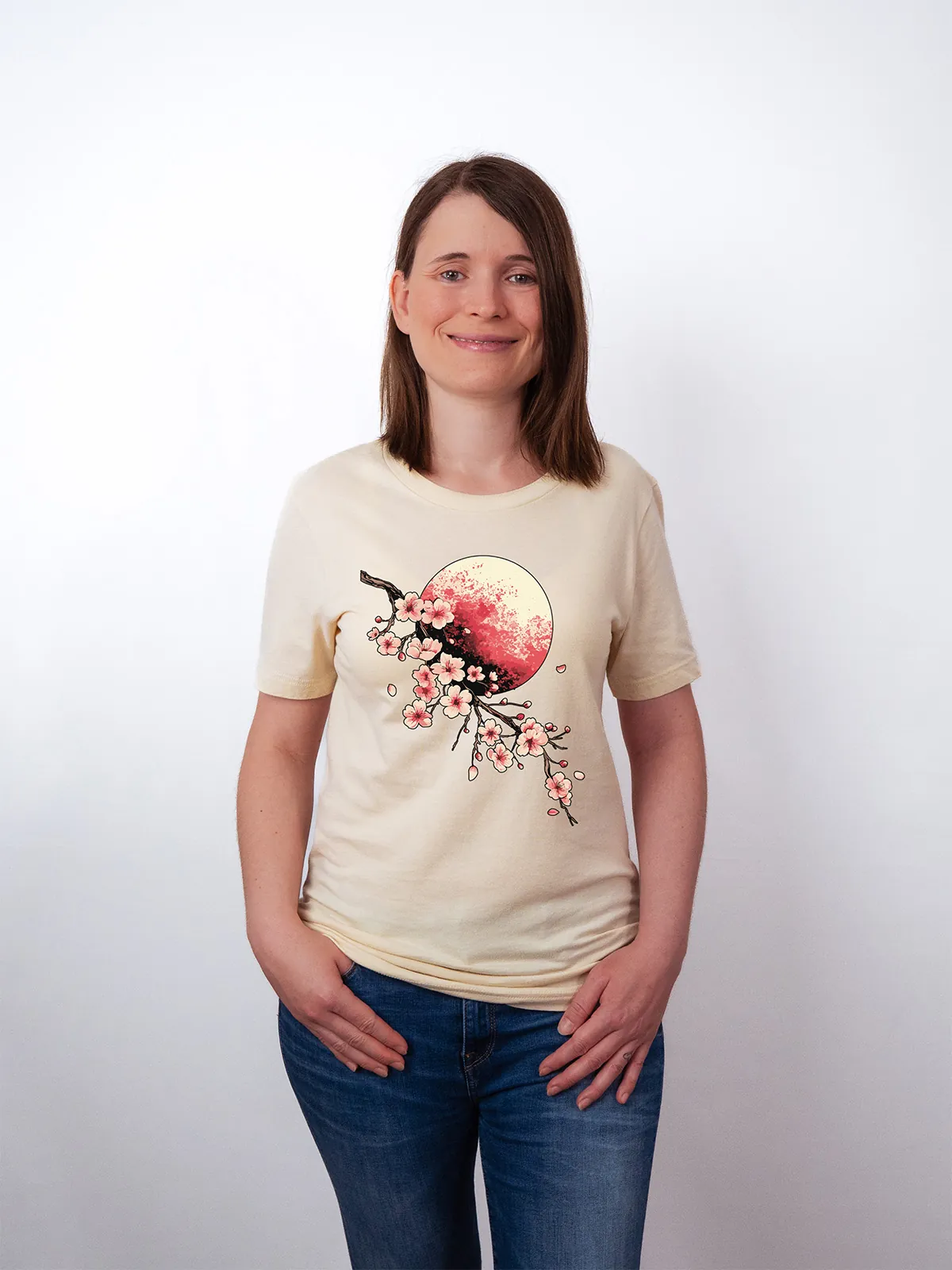 Bluetenmond T-Shirt in Soft Cream, getragen von einem Damen Model, in der Ansicht von vorne.
